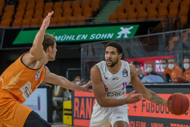 她在第一局 她在第一局