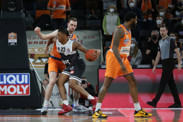 而是分散在 而是分散在